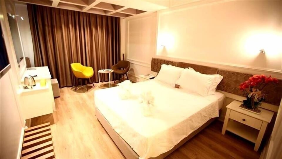 Standard Suite | Premium bedding, minibar, in-room safe, desk