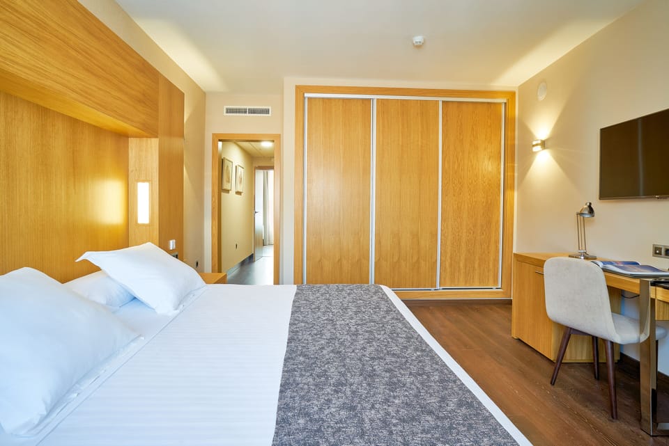 Junior Suite | Hypo-allergenic bedding, down comforters, minibar, in-room safe