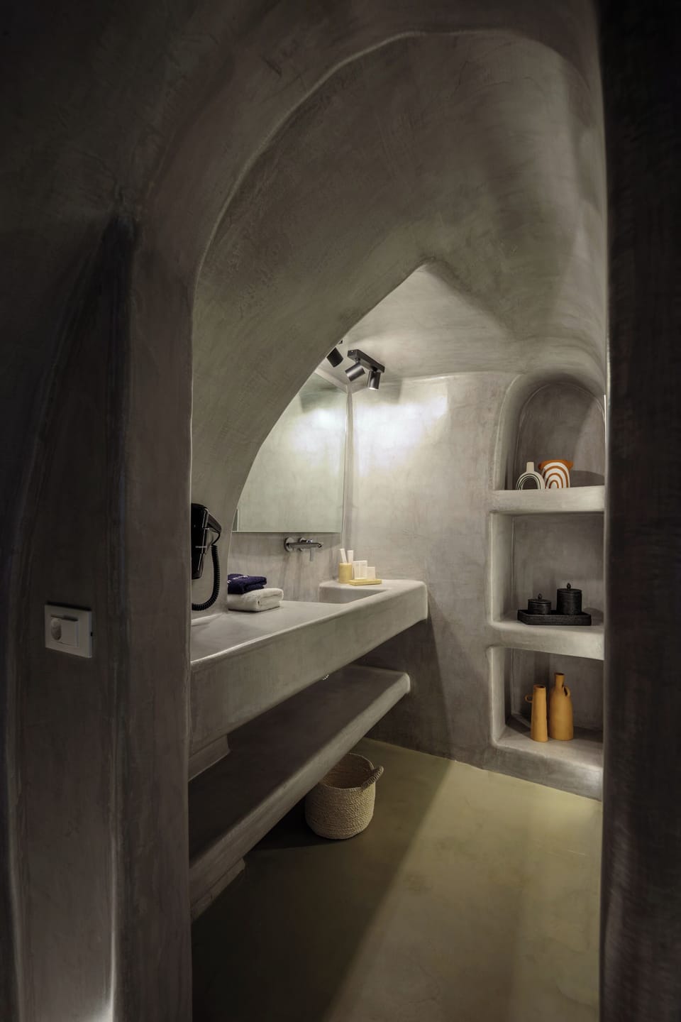 Signature Cave Suite | Bathroom | Shower, rainfall showerhead, designer toiletries, hair dryer