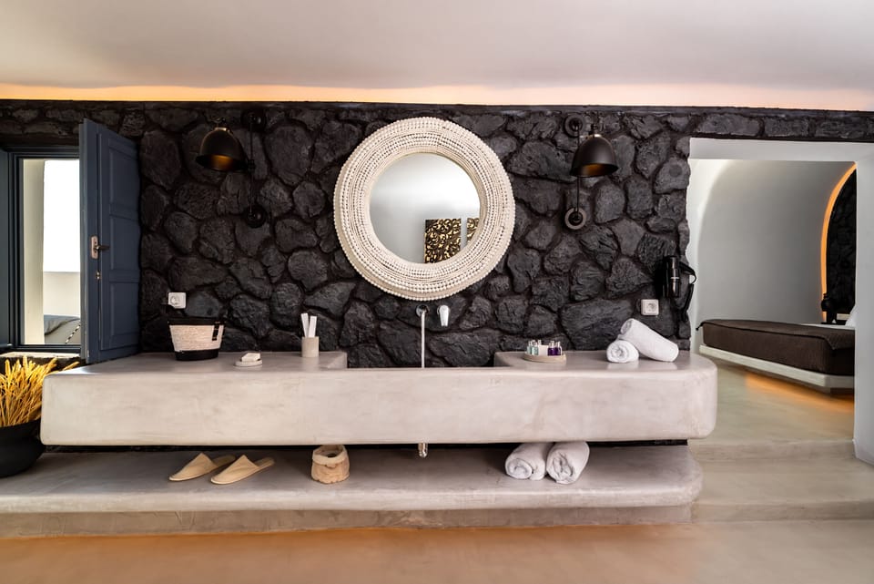 Premium Suite with jetted tub | In-room safe, soundproofing, iron/ironing board, free WiFi