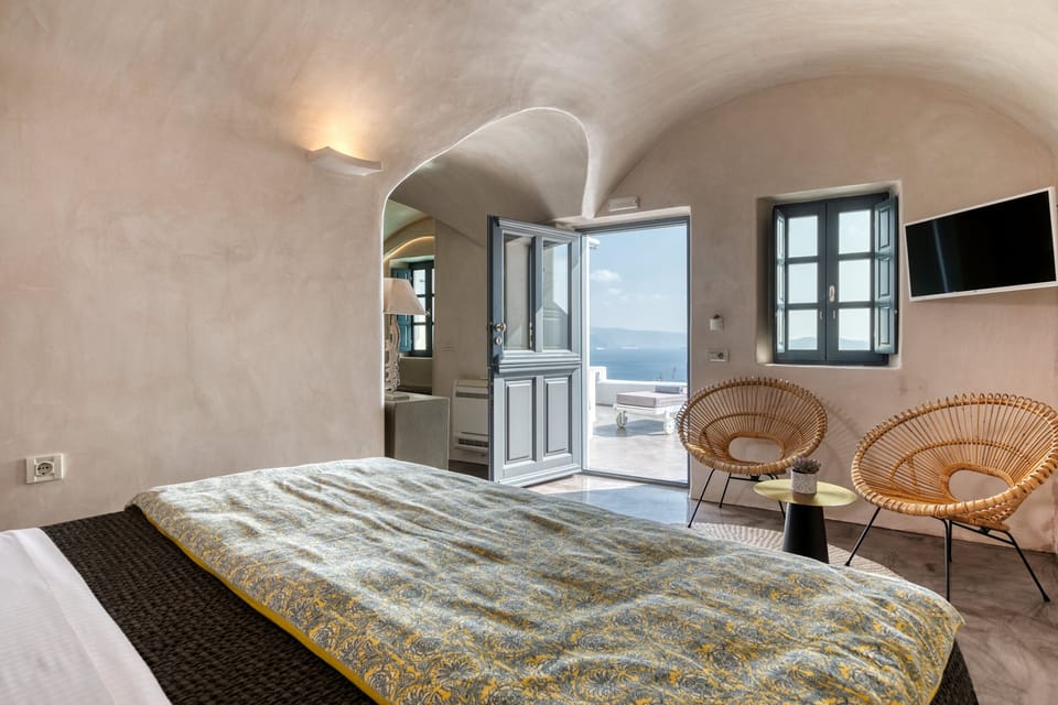 Deluxe Suite with jetted tub | Living area | Flat-screen TV