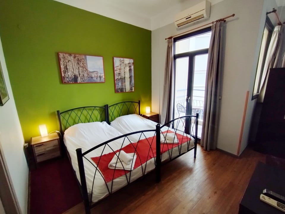 Twin Room | Minibar, individually decorated, desk, blackout drapes