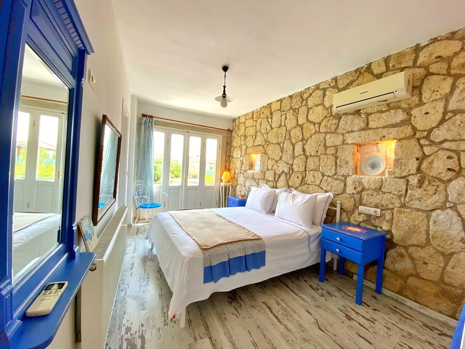 Standard Double Room | Minibar, in-room safe, individually decorated, individually furnished