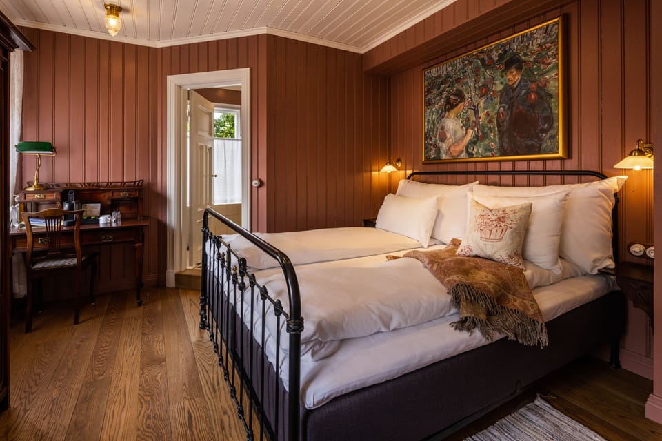 Deluxe Double Room, 1 King Bed | Premium bedding, individually decorated, individually furnished, desk