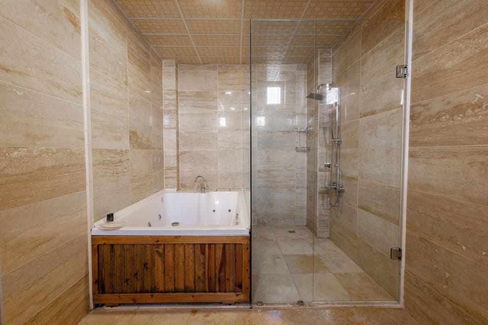 Double Room | Bathroom | Free toiletries, hair dryer, slippers, bidet