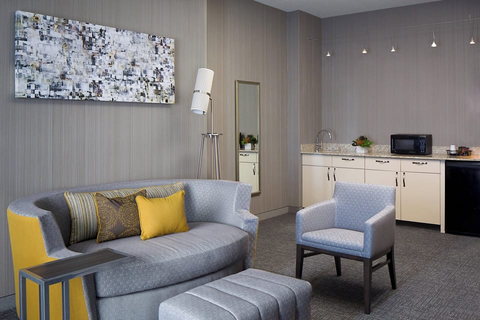 Suite, 1 Bedroom | Living area | Smart TV, Netflix