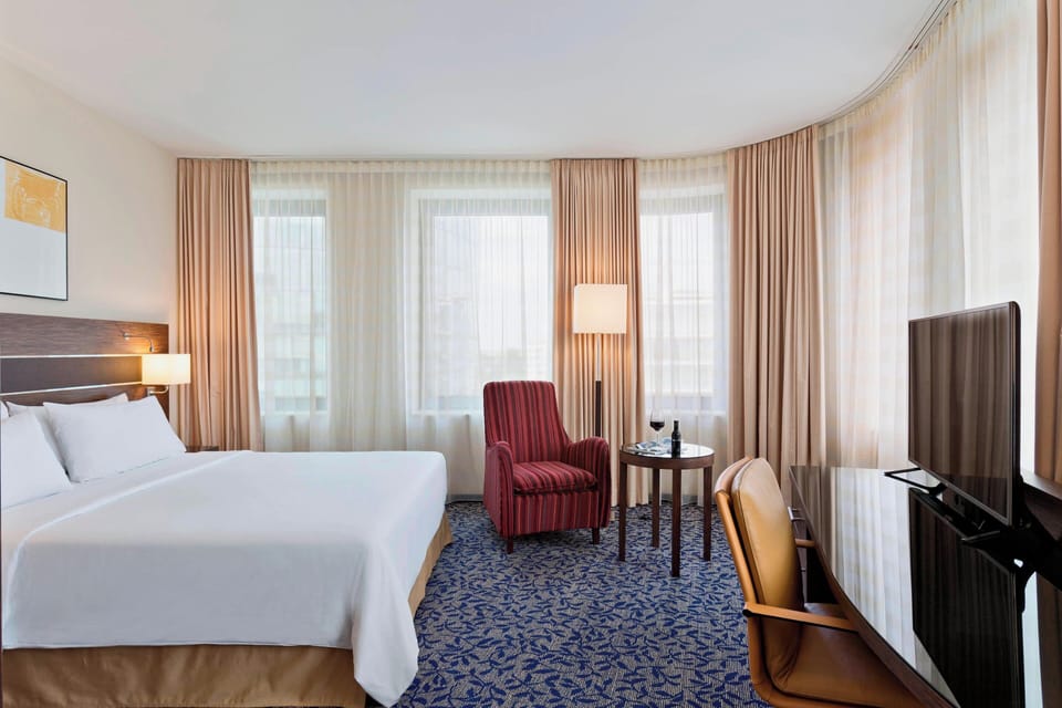 Deluxe Room, 1 King Bed | 1 bedroom, hypo-allergenic bedding, minibar, in-room safe