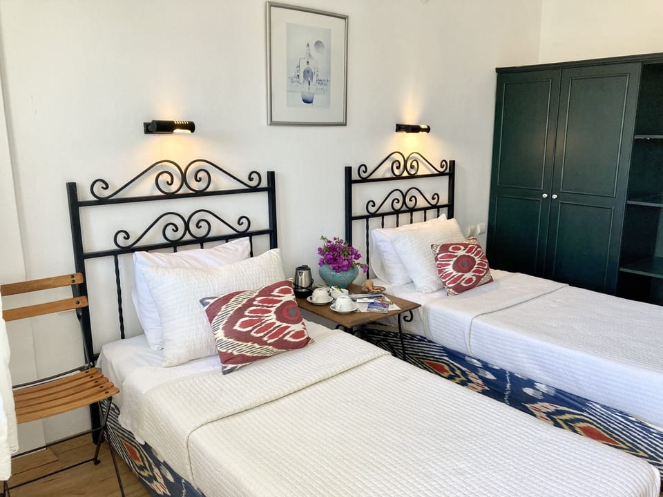 Twin bedroom | Individually decorated, individually furnished, free WiFi, bed sheets