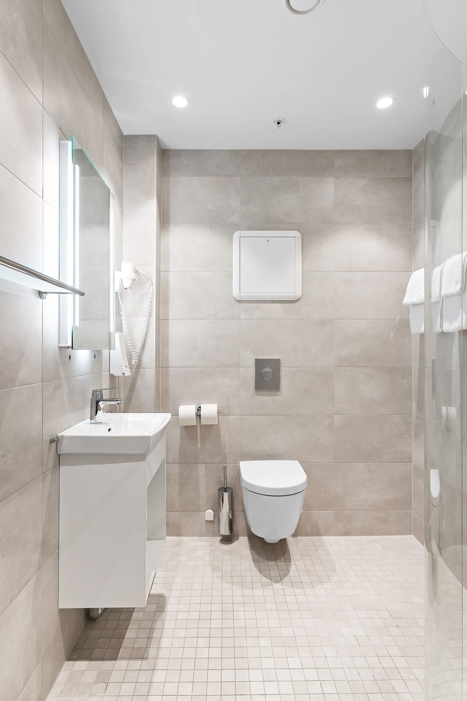 Standard Room, 2 Twin Beds, Non Smoking | Bathroom | Shower, rainfall showerhead, hair dryer, towels