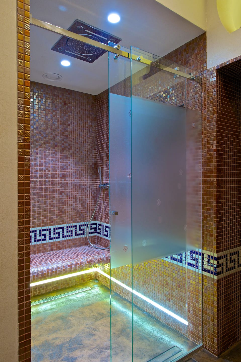 Couples treatment rooms, sauna, hot tub, steam room, massages