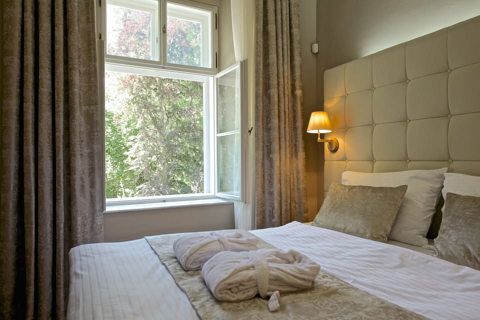 Deluxe Apartment (separate bedroom, park view ) | Premium bedding, memory foam beds, minibar, in-room safe