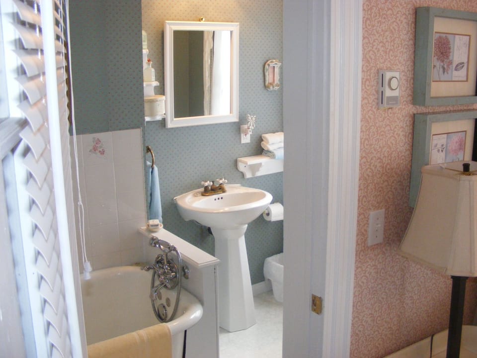 Room, 1 Queen Bed, Fireplace, Oceanfront | Bathroom | Combined shower/tub, free toiletries, hair dryer, towels