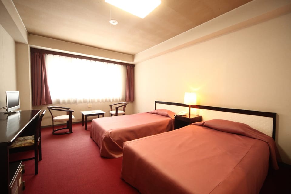 Basic Twin Room | In-room safe, soundproofing, free WiFi