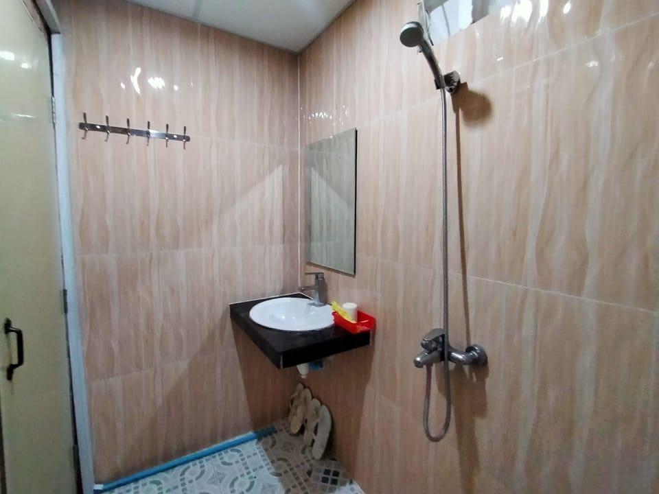 Twin Room (Air Conditioning) | Bathroom | Shower, free toiletries, towels