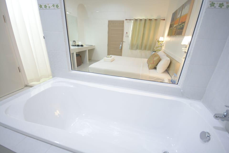 Superior Room | Deep soaking bathtub