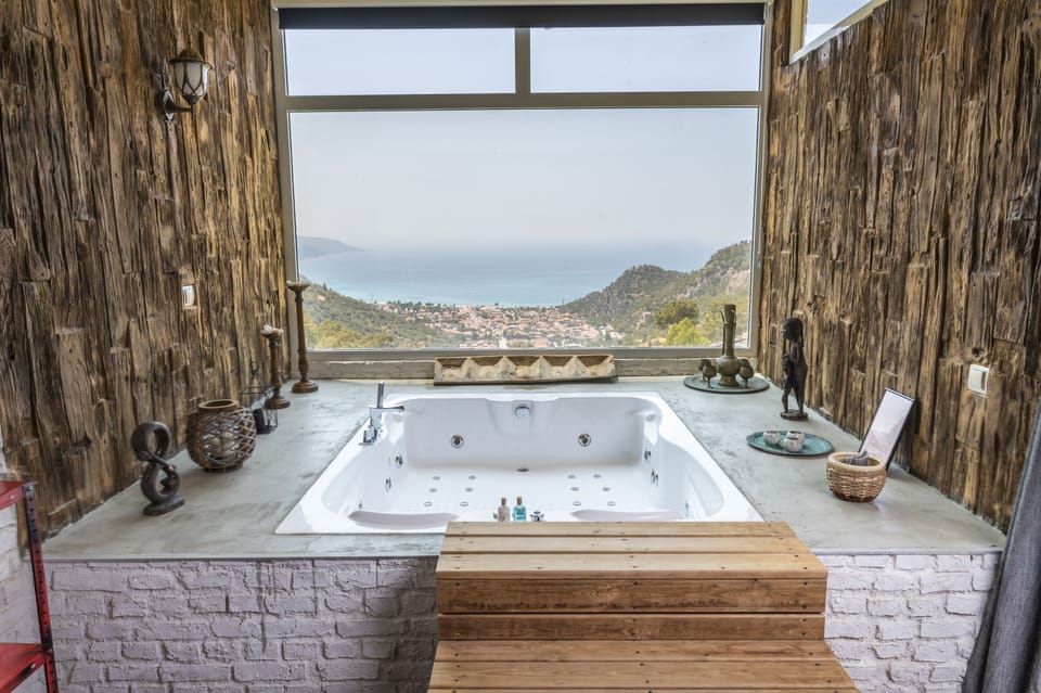 Exclusive Double Large Bed Jacuzzi Room. | Jetted tub