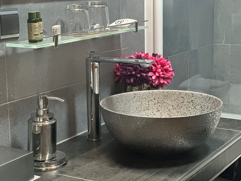 Deluxe Suite | Bathroom | Hair dryer, towels