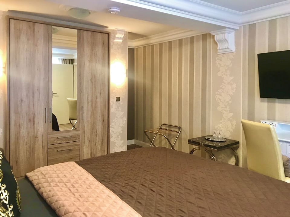 Minibar, rollaway beds, free WiFi, bed sheets