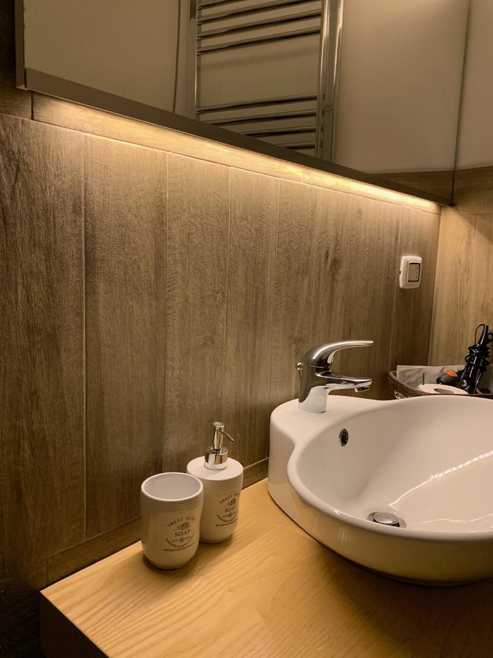 Shower, rainfall showerhead, free toiletries, hair dryer