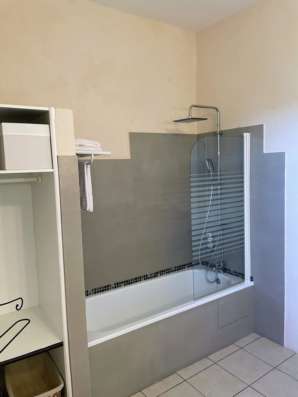Superior Double Room | Bathroom | Free toiletries, hair dryer, towels