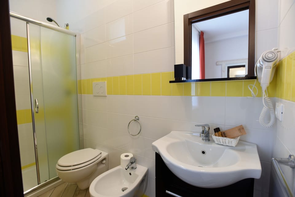 Shower, rainfall showerhead, free toiletries, hair dryer