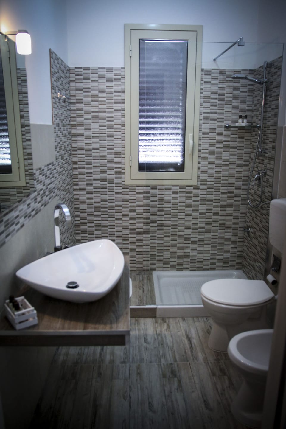 Comfort Quadruple Room | Bathroom | Shower, free toiletries, hair dryer, bidet