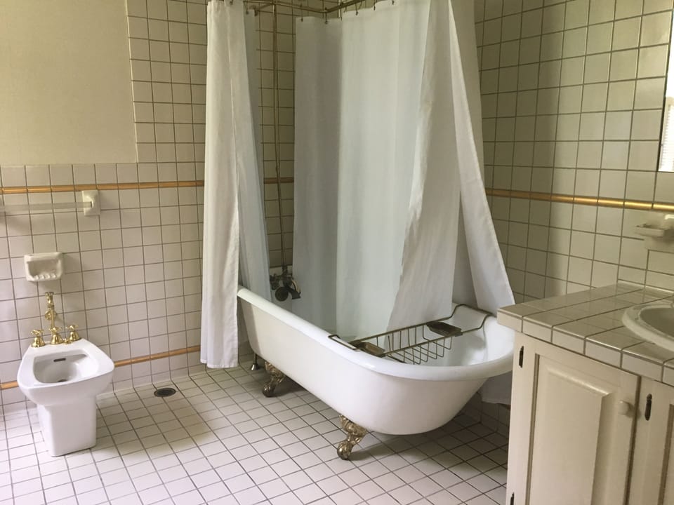 Lincoln Room | Bathroom | Shower, free toiletries, towels
