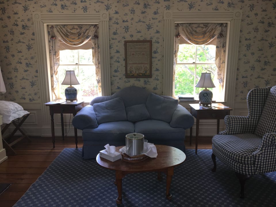 Washington Room | Living area | Flat-screen TV, fireplace