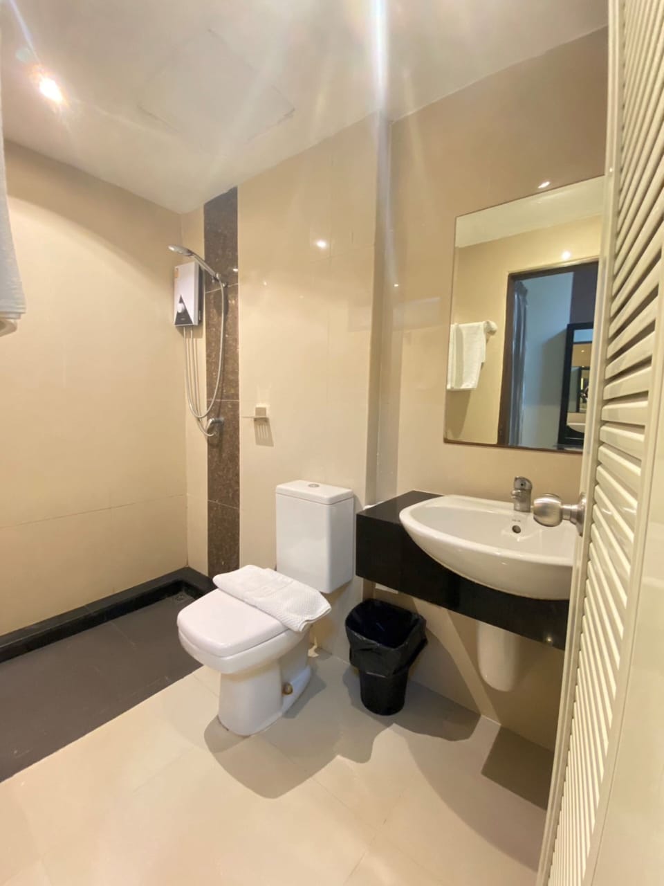 Superior Double Room | Bathroom | Shower, free toiletries, hair dryer, towels