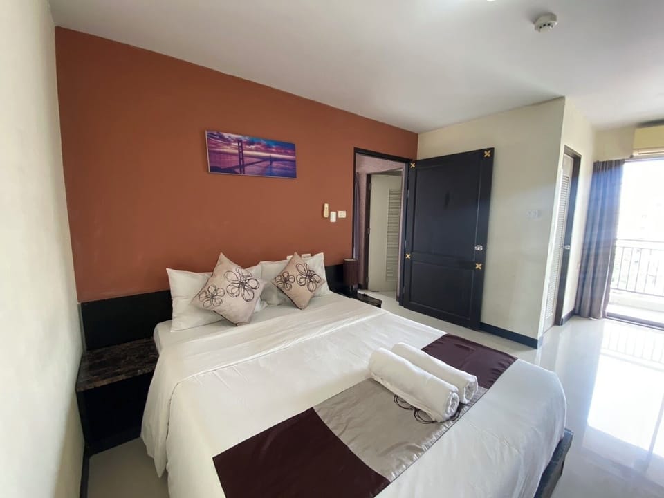Luxury Suite | Desk, blackout drapes, WiFi (free), bed sheets