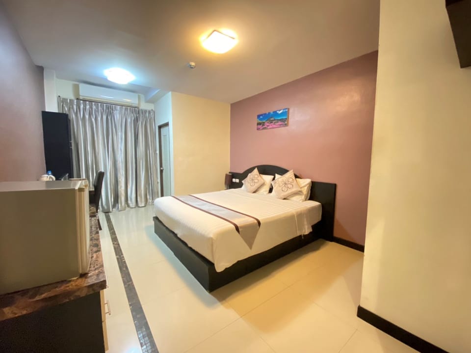 Superior Double Room | Desk, blackout drapes, free WiFi, bed sheets