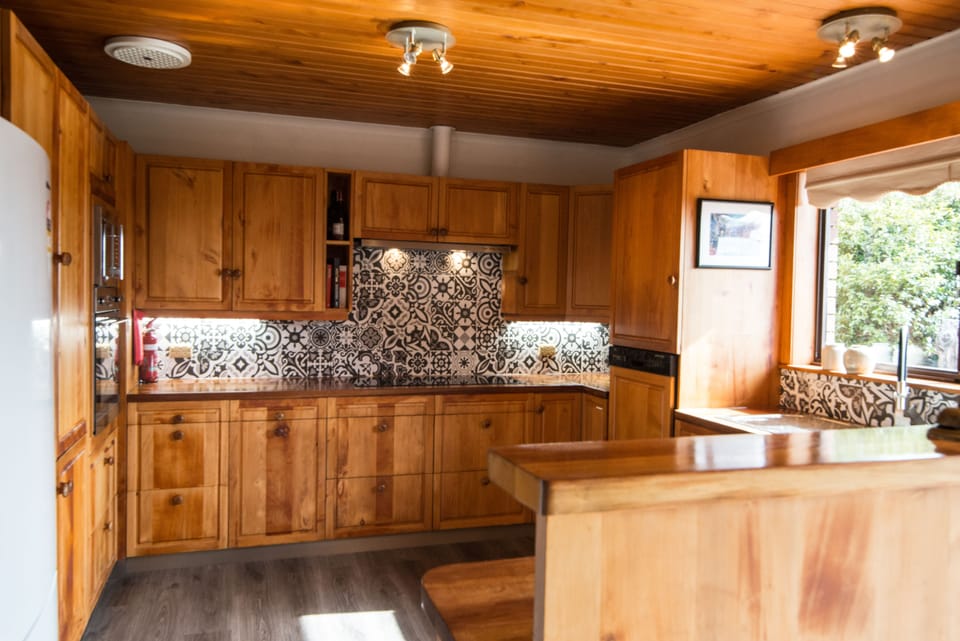 Luxury House, 4 Bedrooms, Fireplace, Ocean View | Private kitchen | Full-size fridge, microwave, oven, stovetop