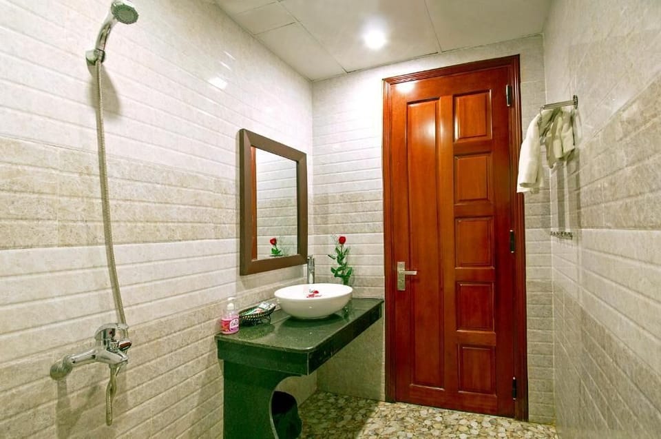 Shower, rainfall showerhead, free toiletries, hair dryer