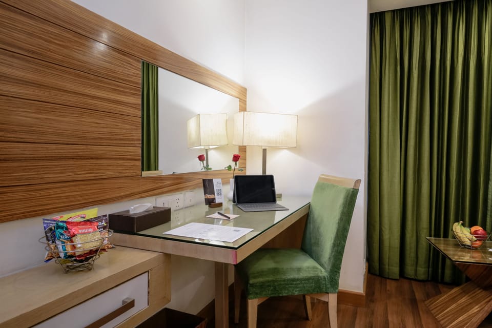 Business Room, 1 Bedroom | 1 bedroom, minibar, in-room safe, desk