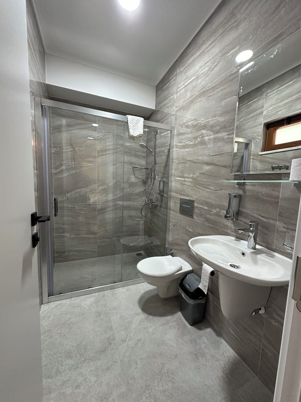 Standard Double Room | Bathroom | Shower, hair dryer, towels, shampoo
