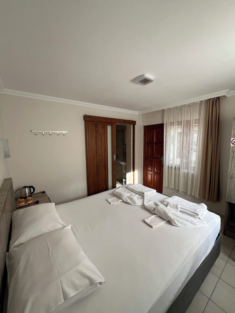 Economy Double Room | Minibar, iron/ironing board, free WiFi, bed sheets