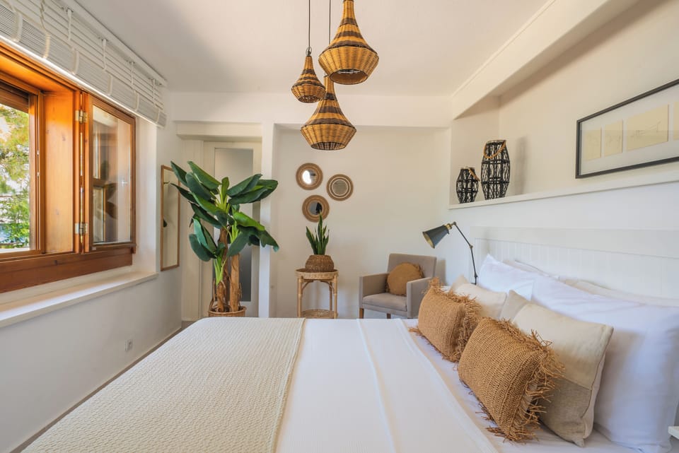 Double Room, Sea View | 1 bedroom, minibar, in-room safe, desk