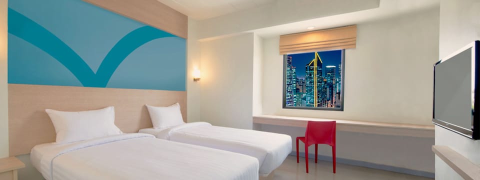 Standard Twin Room | Down comforters, in-room safe, desk, laptop workspace