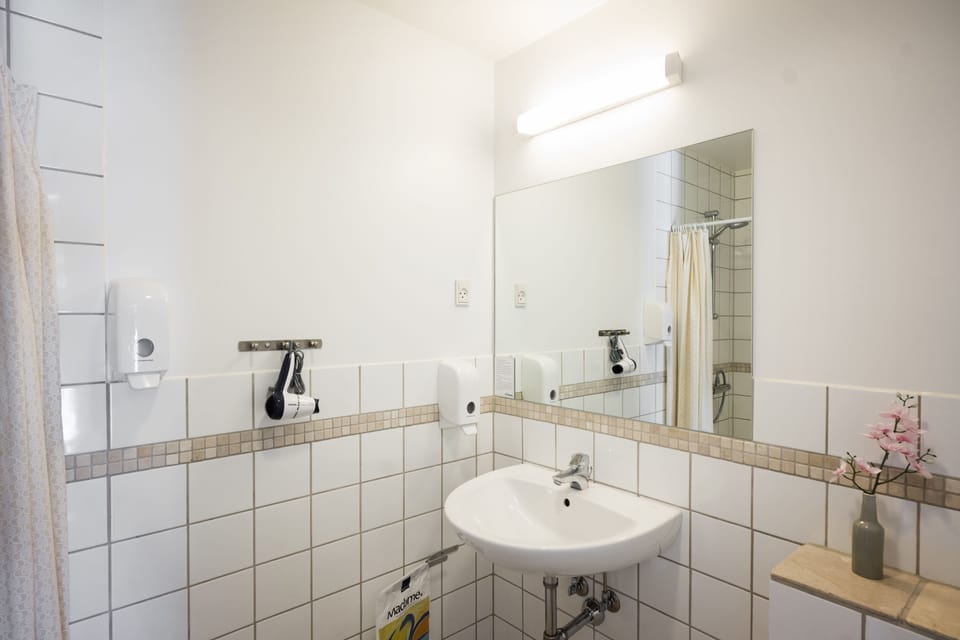 Shower, towels