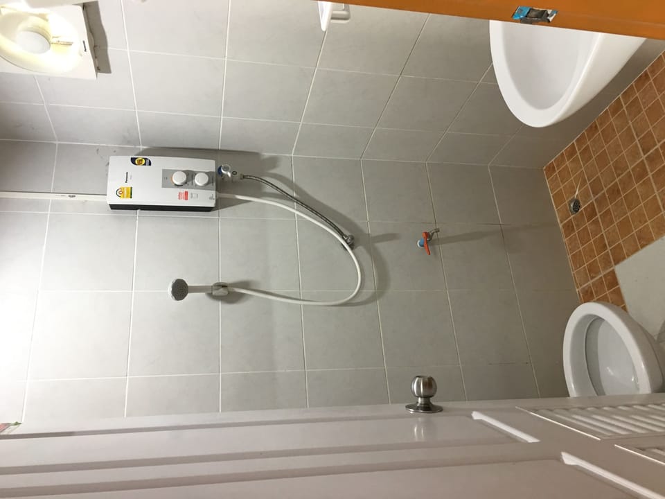 Standard Double Room | Bathroom | Shower, free toiletries, bidet, towels