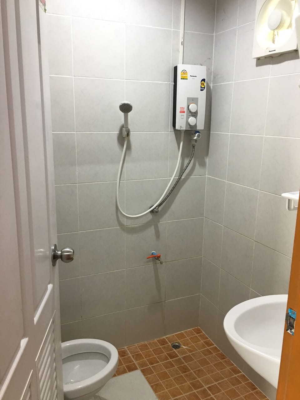 Standard Double Room | Bathroom | Shower, free toiletries, bidet, towels