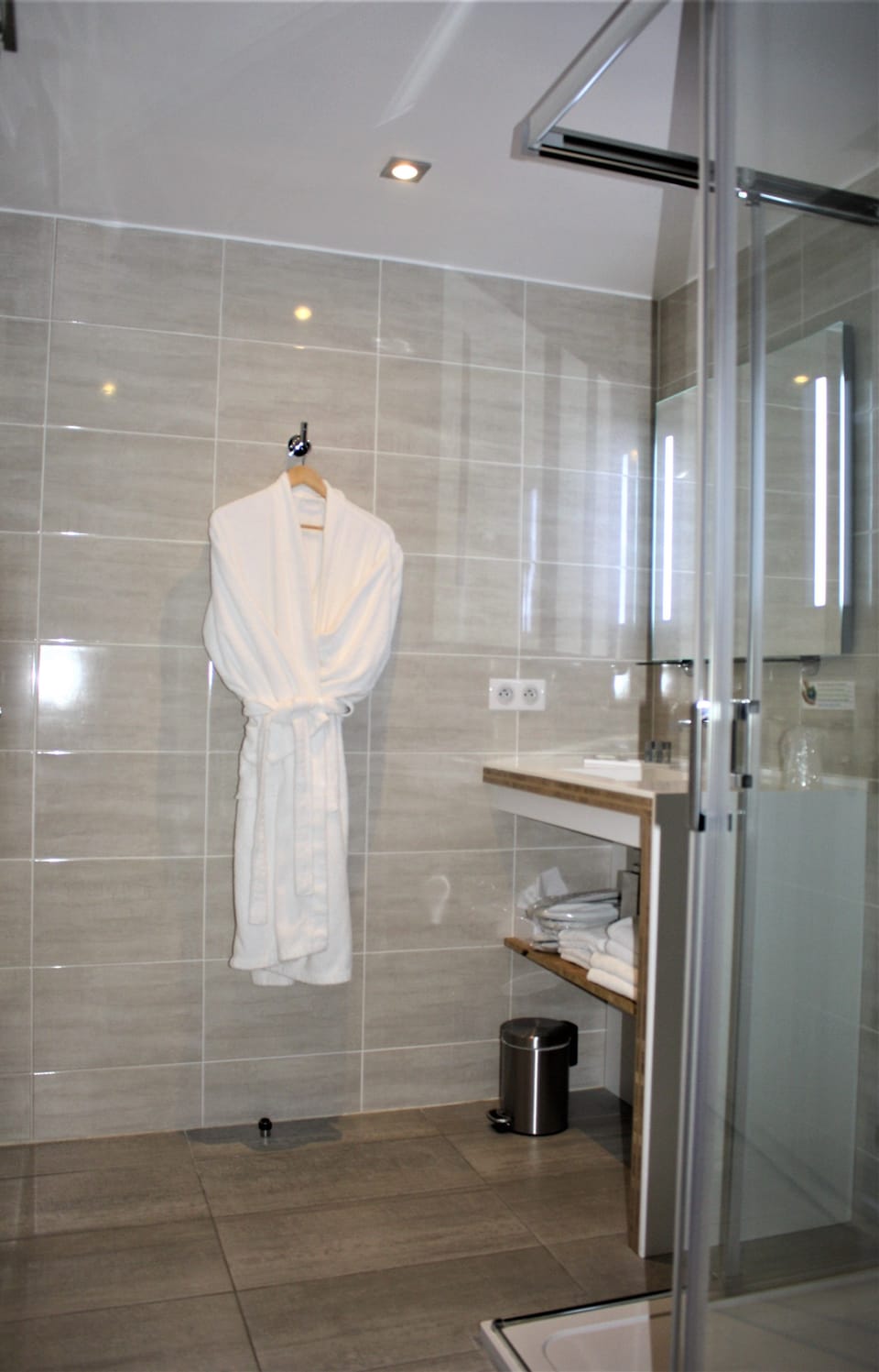 Junior Suite, 1 Queen Bed with Sofa bed | Bathroom | Shower, free toiletries, hair dryer, towels