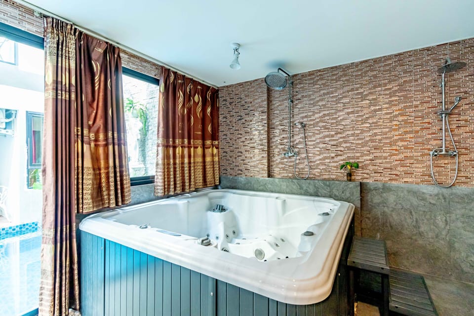 Family Room | Jetted tub