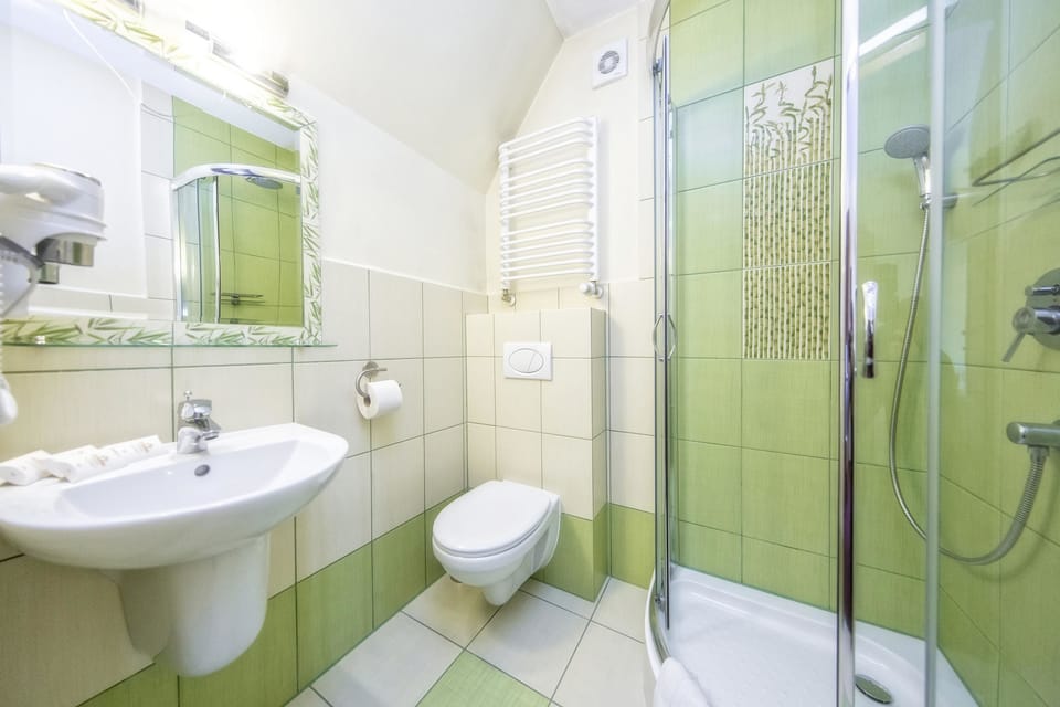 Shower, free toiletries, hair dryer, towels