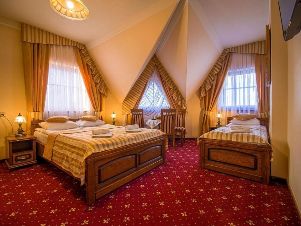 Triple Room | Cribs/infant beds, free WiFi, bed sheets