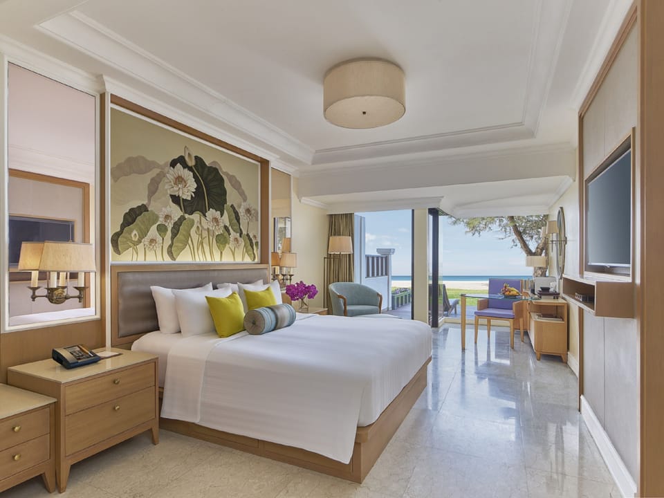 Club Room, 1 King Bed | Premium bedding, minibar, in-room safe, individually decorated