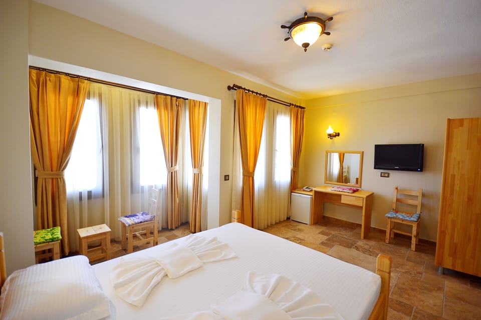 In-room safe, desk, WiFi (free), bed sheets