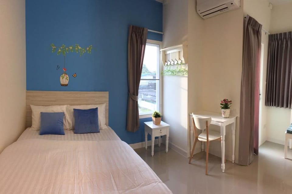Deluxe Room | Bathroom | Shower, free toiletries, bidet, towels