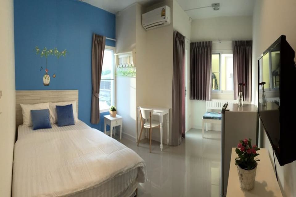 Deluxe Room | Living area | Flat-screen TV
