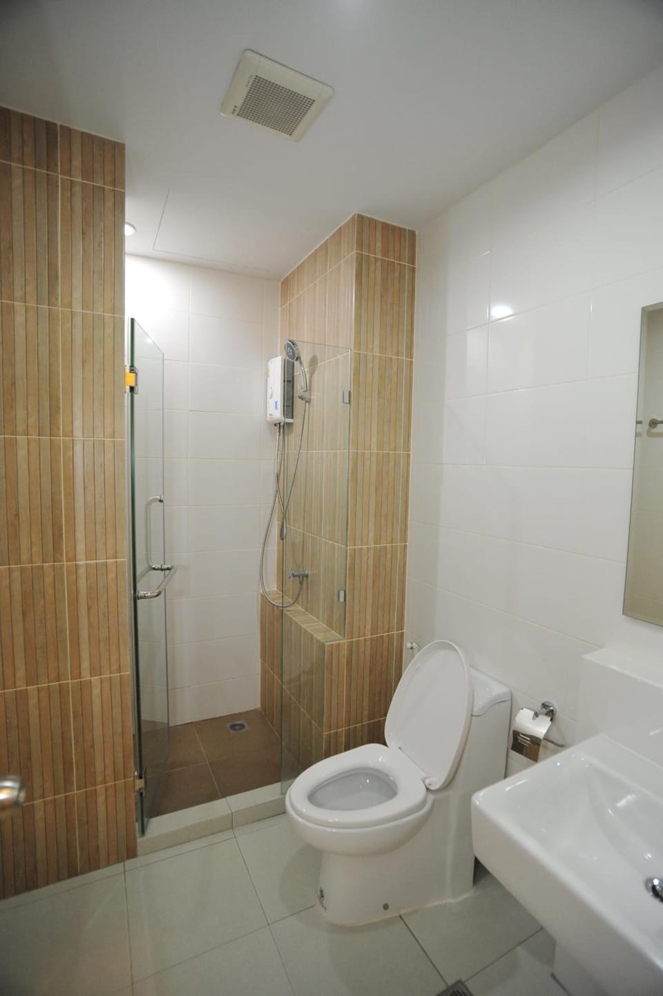 Shower, free toiletries, bidet, towels